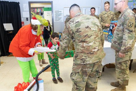 Soldiers spread Holiday Cheer in DeRidder, Louisiana 2019 07