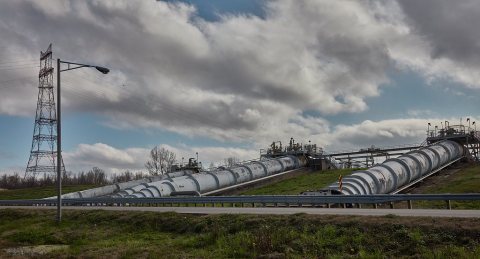 Massive pipes carry water over the Mississippi River levee to cool the nearby Willow Glen power station outside St. Gab…