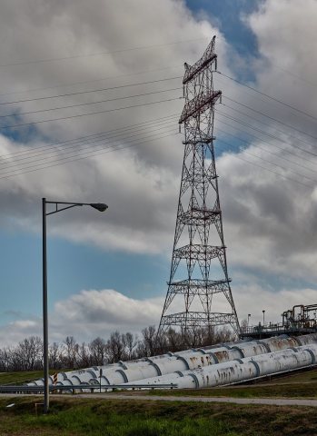 Massive pipes carry water over the Mississippi River levee to cool the nearby Willow Glen power station outside St. Gab…