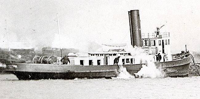 Fireboat Detroiter in River Rouge 1901 (cropped)