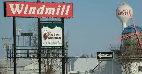 Dexter, Minnesota Windmill truck stop and water tower pic1