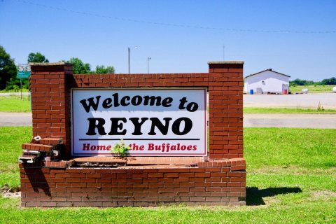Reyno-welcome-sign-ar