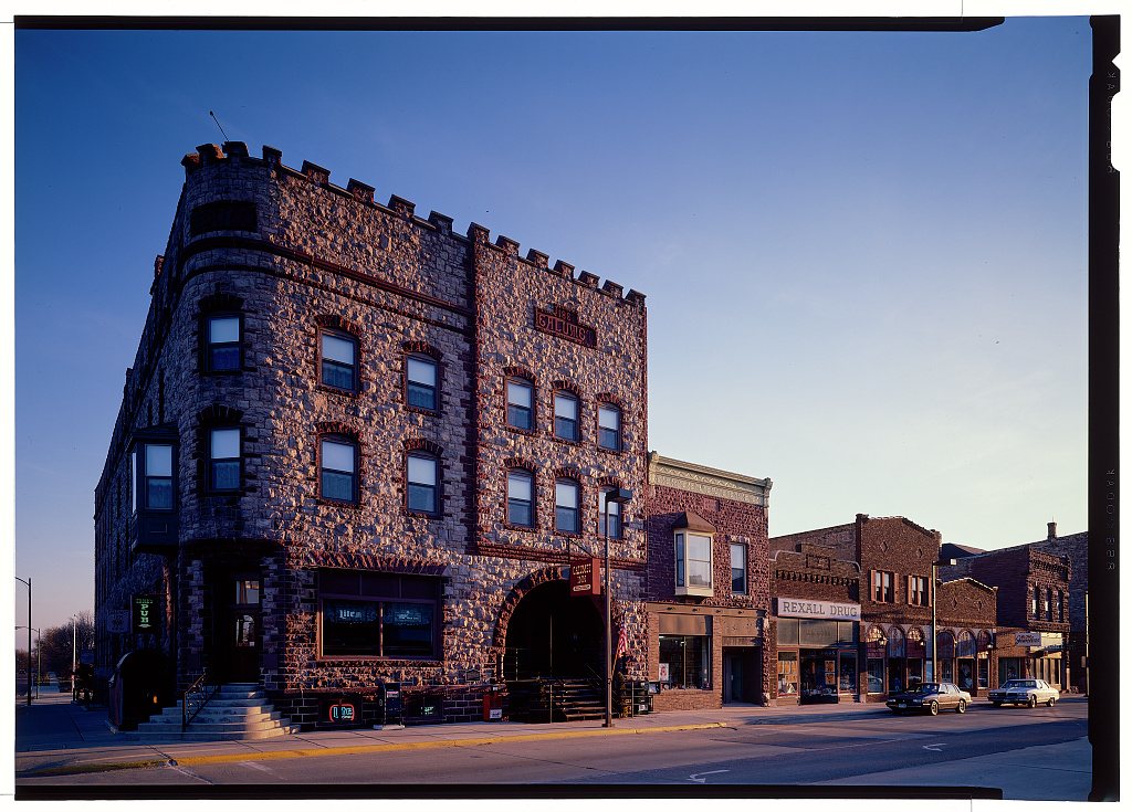Pipestone Historic District, Bank-Calumet Hotel