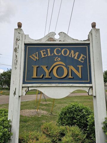 Welcome To Lyon sign