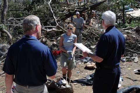 FEMA - 44114 - FEMA Workers with AmeriCorps Members in