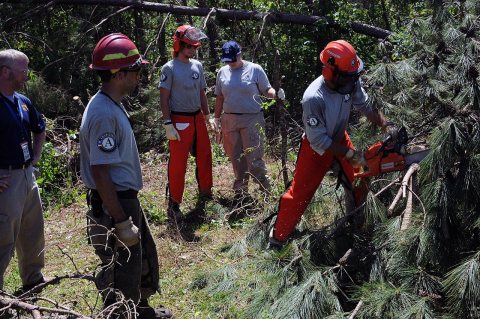 FEMA - 44110 - AmeriCorps and MEMA Worker in