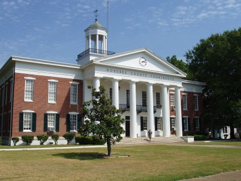 Macon-ms-noxubee-courthouse