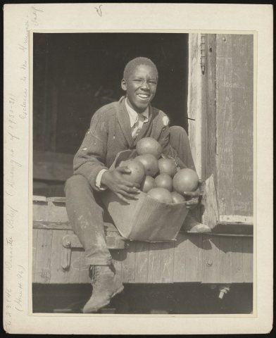 Unloading a carload of oranges and grapefruit, donated to the Red Cross at Lake Wales, Florida, and unloaded for the dr…