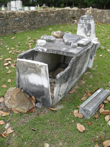 Grave robbers? - Brandon Cemetery, Brandon (Rankin County), Mississippi