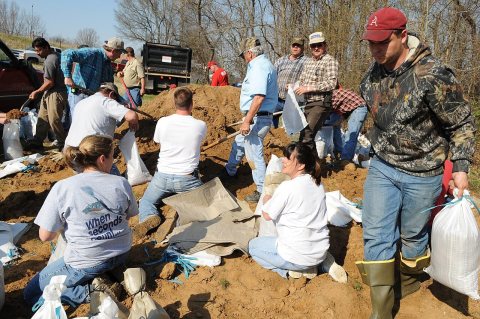 FEMA - 34619 - Residents prepare for flooding by filling sandbags in Arkansas