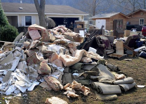 FEMA - 34651 - Wet household debris on the front lawns in Arkansas