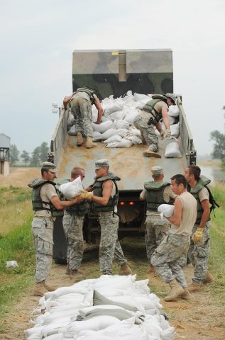 FEMA - 36152 - Missouri National Guard distributes sandbags