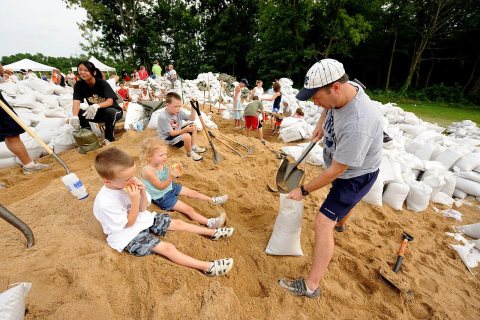 FEMA - 35985 - Residents and volunteers work to fill sandbags in Missouri