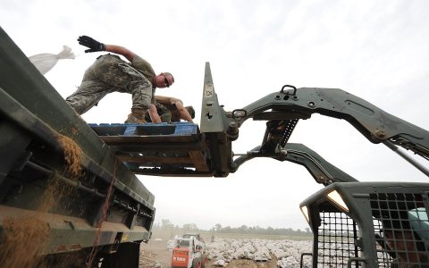 FEMA - 36146 - National Guard moving sandbags in Missouri