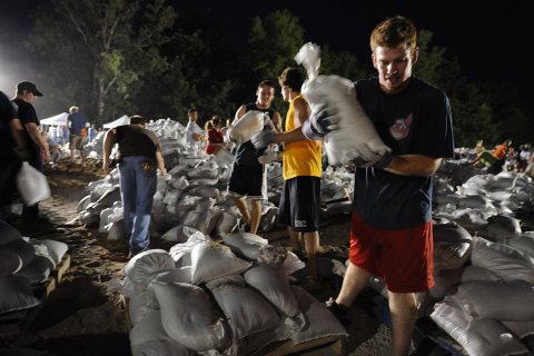 FEMA - 36125 - Residents and Volunteer work to fill and move sandbags in Missouri