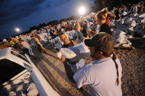 FEMA - 36045 - Volunteers working at night sandbagging in Missouri