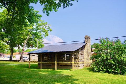 Van-Buren-log-cabin-mo