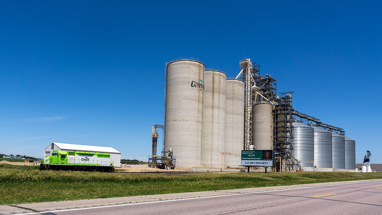 Cargill-elevator-with-locomotive--sweet-township-minnesota--2024-06-10--picture-by-joseph-gage--cc-by-sa